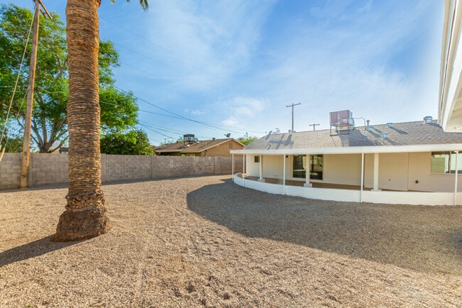 Building Photo - Amazing 3 bed 2 bath home with large backyard