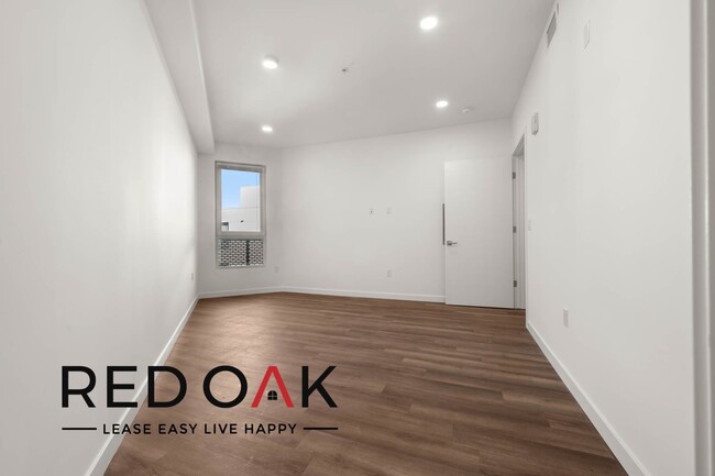 Building Photo - Beautiful One Bedroom Penthouse with Tons ...