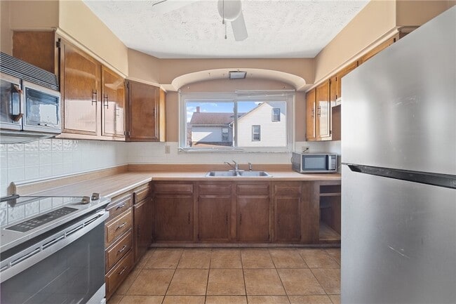 Building Photo - 1001 5th St