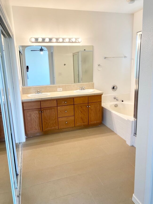 Building Photo - Spacious 4/2.5 off Fig Garden Loop