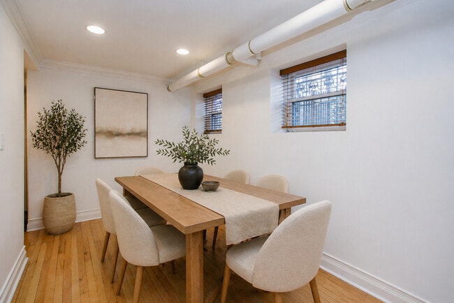 Building Photo - 622 W Briar Pl