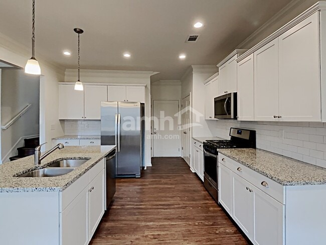 Building Photo - 2036 Farm Pond Wy