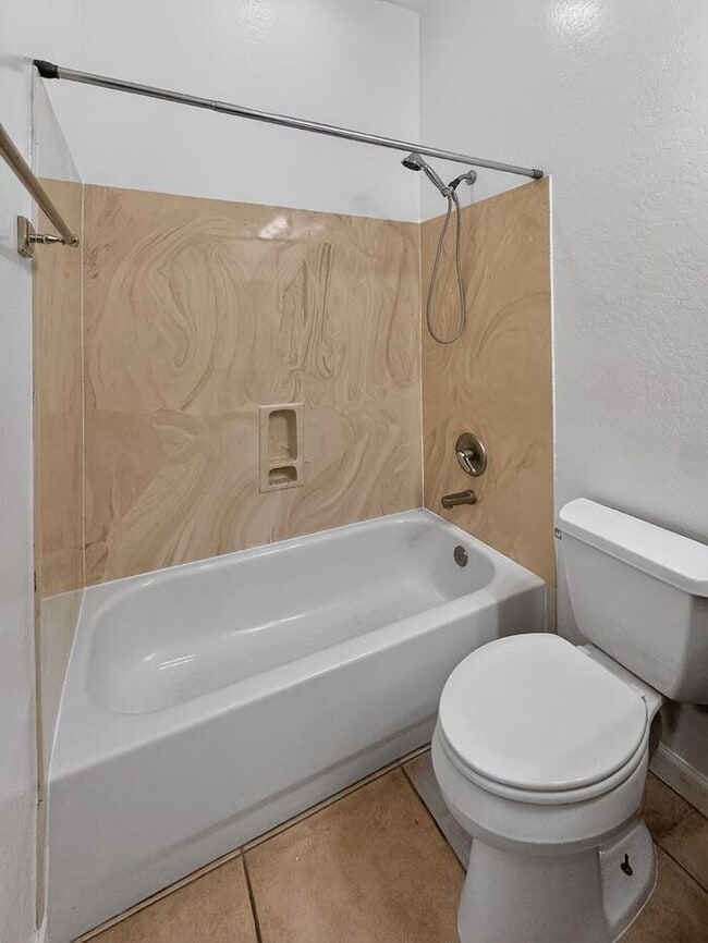 Building Photo - Spacious 3 car garage home at Paseo Trail!