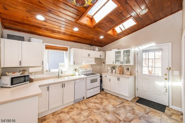 Building Photo - 25 Lake Rd