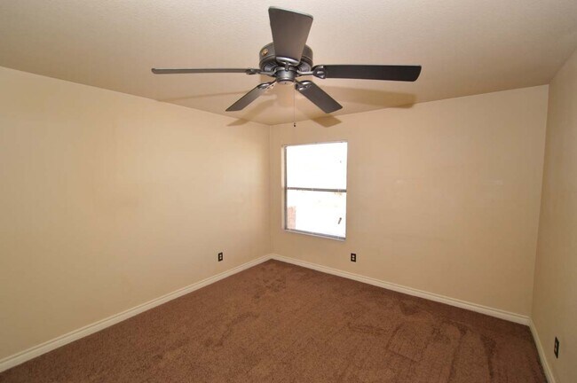 Building Photo - 2nd Floor Condo in a Gated Community