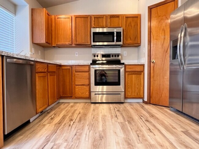 Building Photo - 2800 Fayette~Close to Park, Split Bedroom ...
