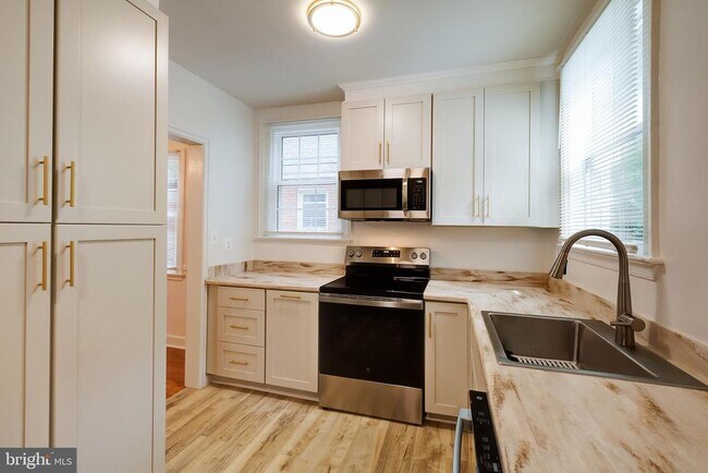 Building Photo - 4851 Crescent St