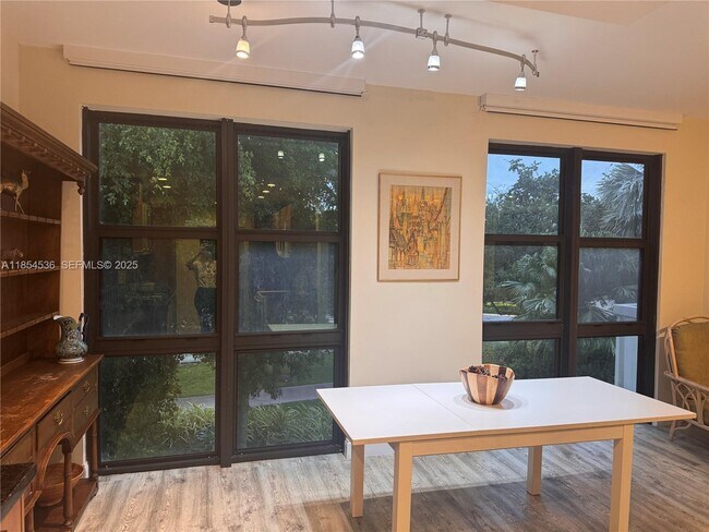 Building Photo - 1121 Crandon Blvd