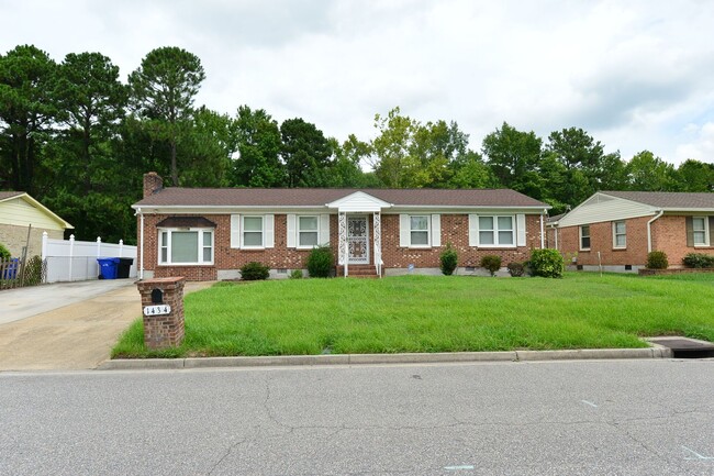 Building Photo - Vintage Brick Ranch!