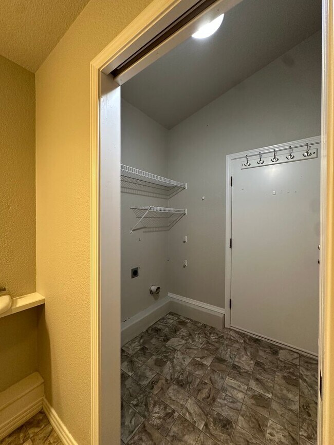 Building Photo - 245 NW Tumalo Ave