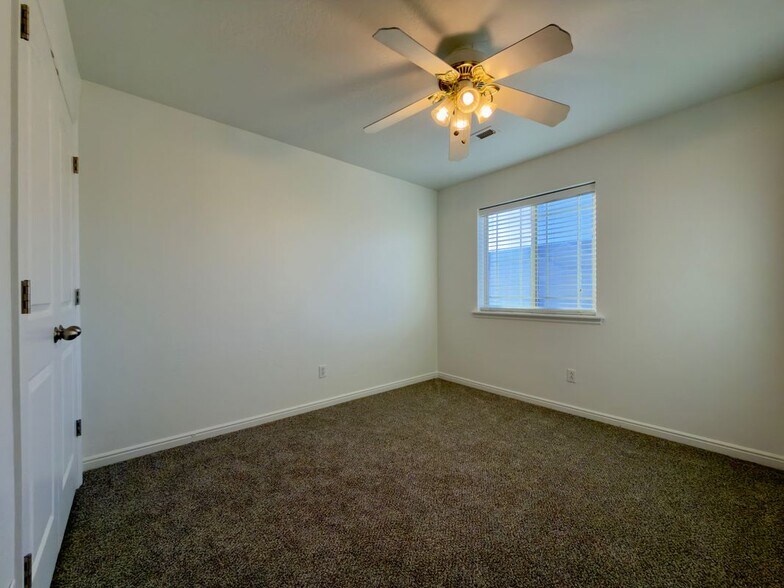 Building Photo - 664 E 110 S