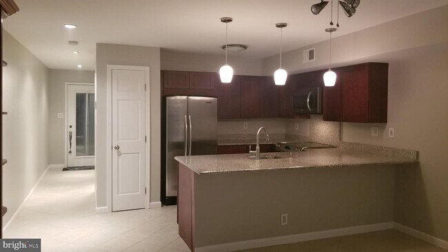 Building Photo - 10G Queen Elizabeth Ct