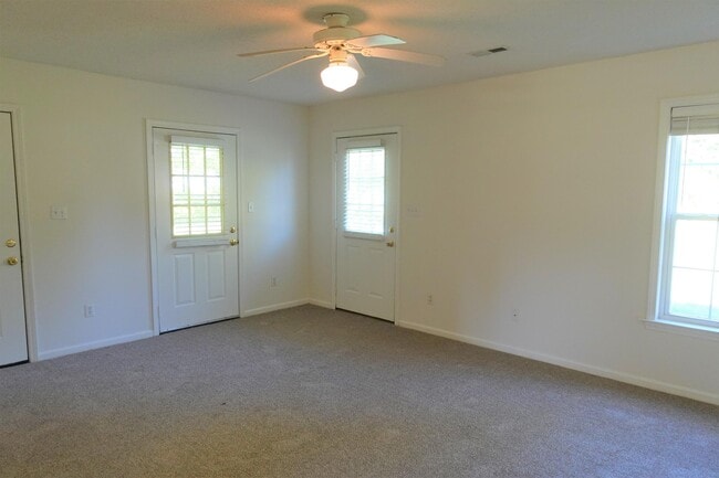 Building Photo - 206 River Oaks Cir