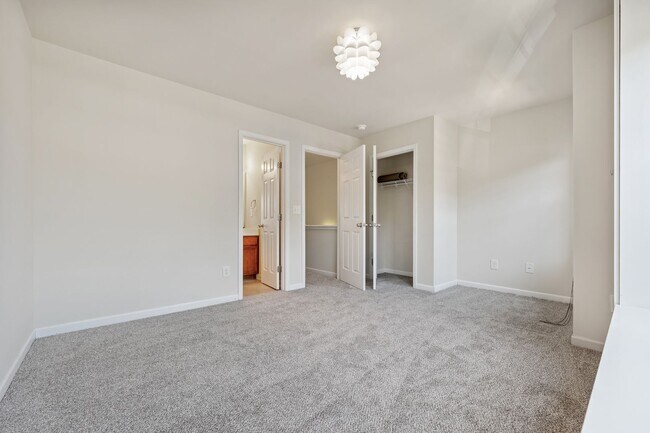 Building Photo - 2be / 2.5ba Townhome Near Hope Valley Farms!