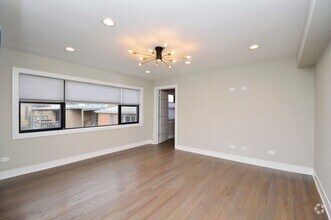 Building Photo - Stunning Andersonville Top Floor 1 Bed Apa...