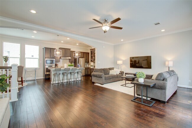 Building Photo - 2015 Royal Landing Dr