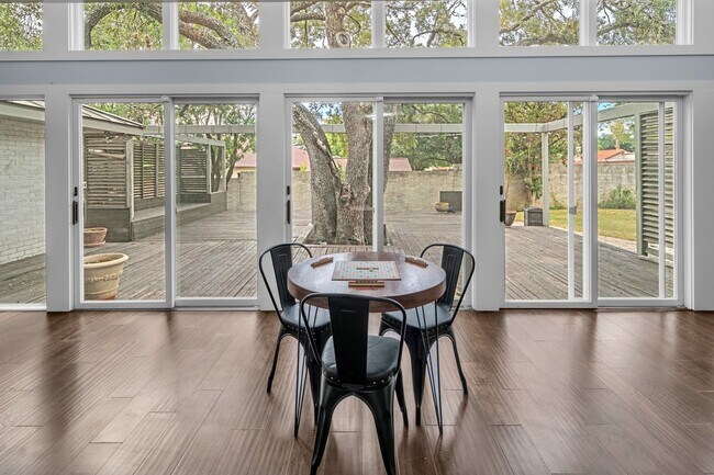 Building Photo - CHARMING 5 BDRM HOME IN CASTLE HILLS!!