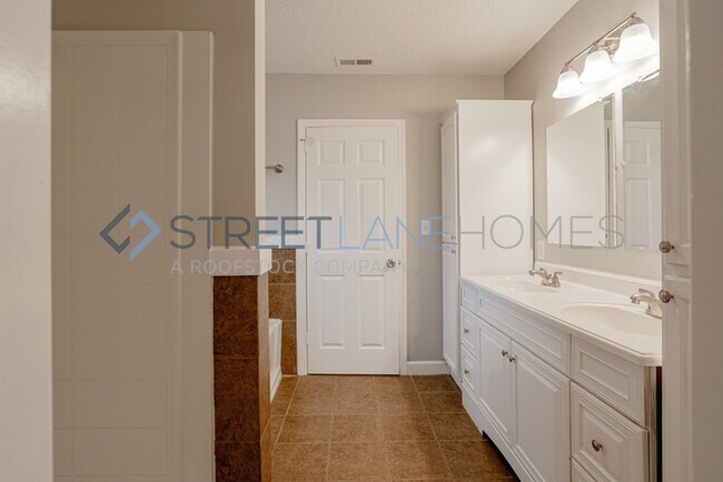 Building Photo - Charming 4 Bedroom in Campobello!