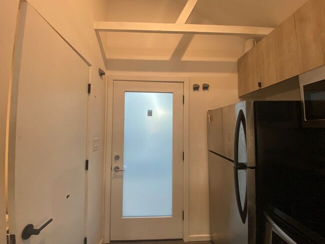 Building Photo - 528 W Culver St