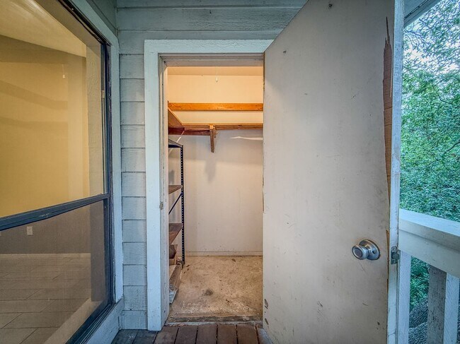 Building Photo - 3839 Dry Creek Dr