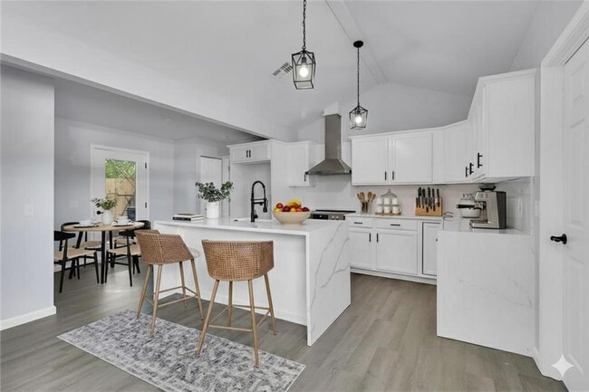 Building Photo - 544 N Elm Ave