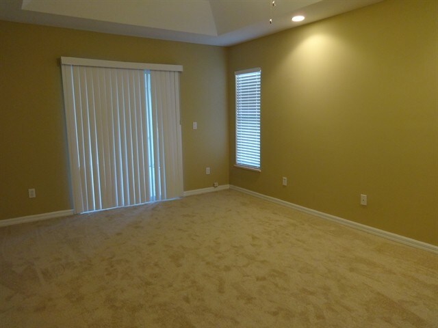 Building Photo - 5869 NW Leghorn Ave