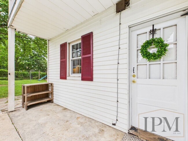 Building Photo - Available Now Beautiful 4 Bedroom Home with Garage, Central Air & Large Yard in York City.