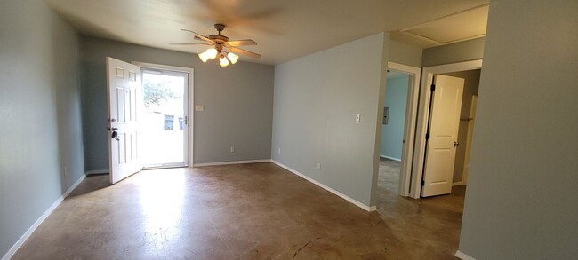 Building Photo - Beautiful 2 bedroom/1 bath