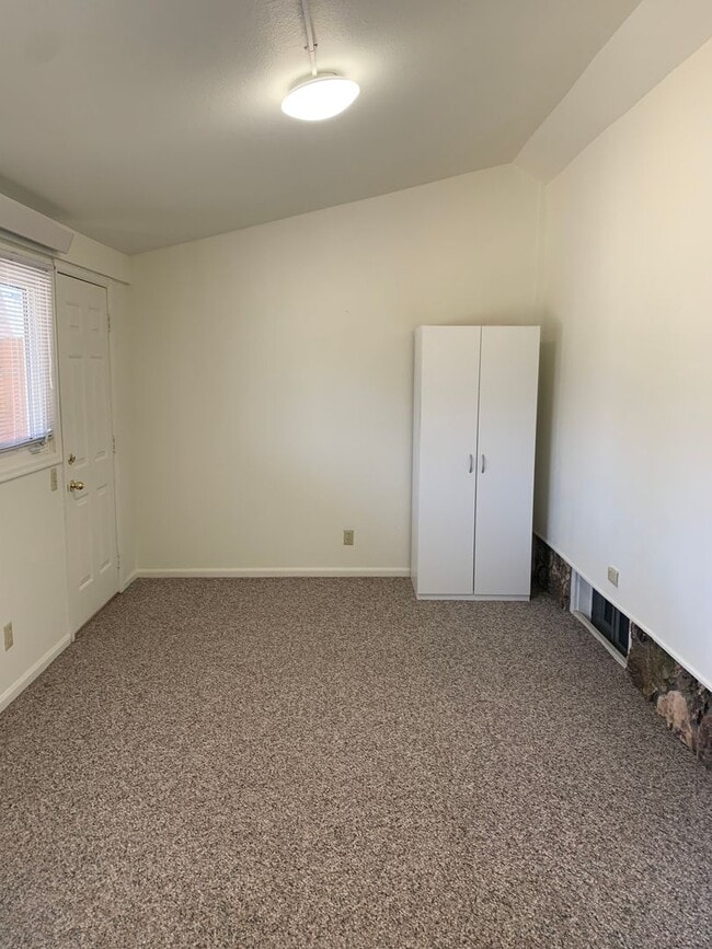 Building Photo - 2 BEDROOMS PLUS 2 BONUS ROOMS, 2 BATHROOM SINGLE FAMILY HOME WITH 1 CAR GARAGE
