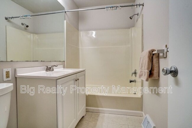 Building Photo - 704 Stonybrook Dr