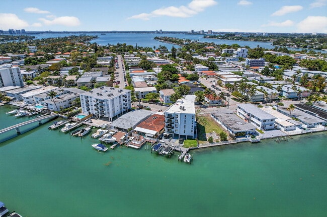 Building Photo - 8125 Crespi Blvd