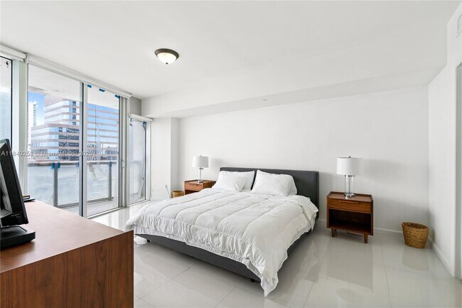 Building Photo - 495 Brickell Ave