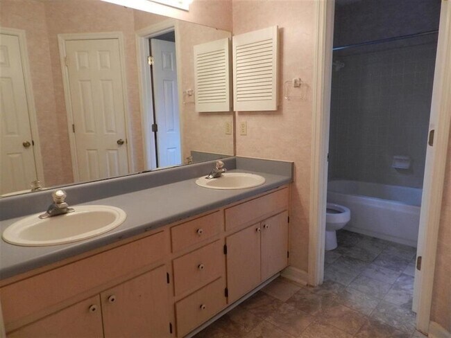 Building Photo - 3859 McFarlane Dr