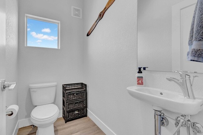 Building Photo - Stunning 3-bedroom, 4-bathroom townhouse!