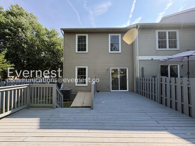 Building Photo - Spacious Town Home with Modern Amenities / 3 Beds & 2.5 Bath / Available Now!