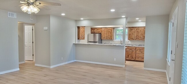 Building Photo - UPDATED COLONIAL PARK CONDO