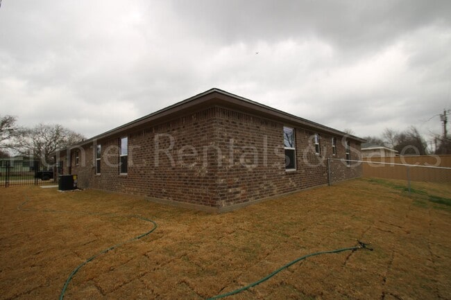 Building Photo - 505 Bonnie Dr