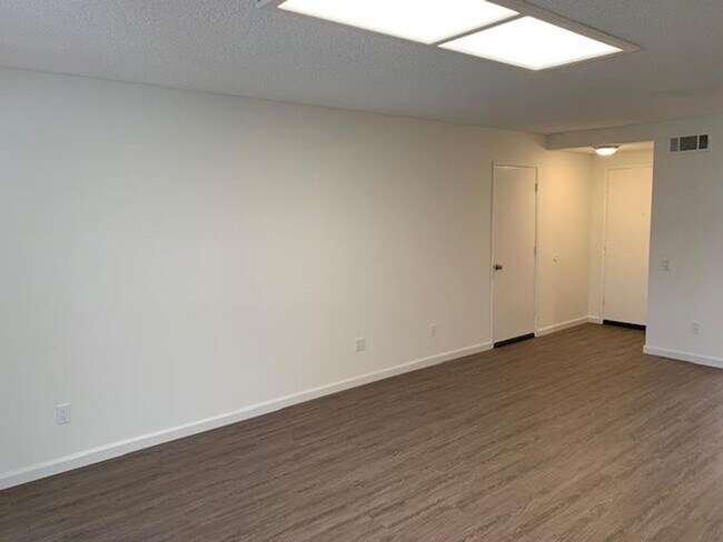 Building Photo - A beautiful Del Mar model for lease in Leisure Village