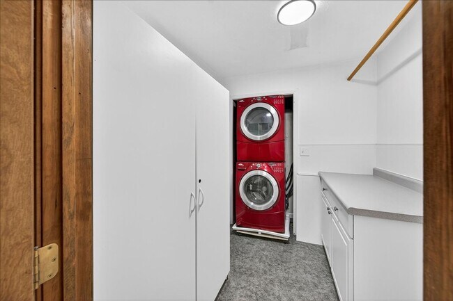 Building Photo - Spacious 4-Bedroom Home Minutes from Downt...