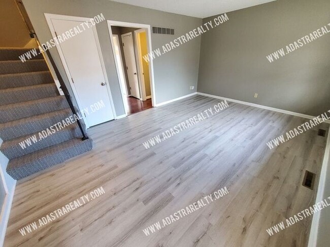 Building Photo - Affordable Olathe Townhome-Showing NOW!!