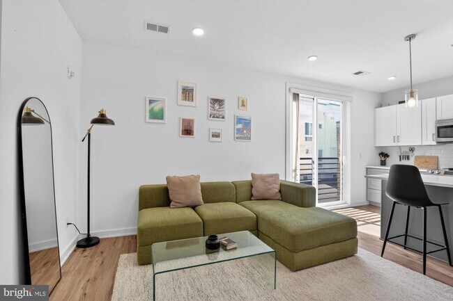 Building Photo - 304 Master St