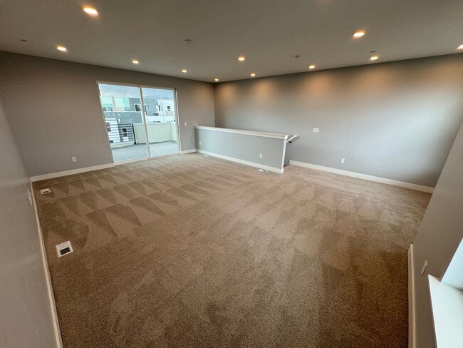 Building Photo - Brand new Townhome in Daybreak!