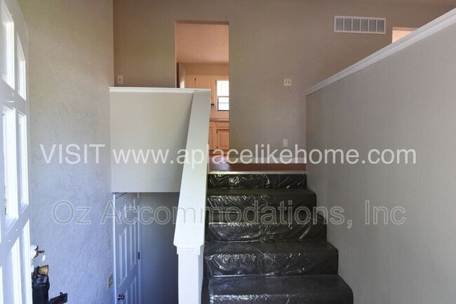 Building Photo - 1105 W Elm Terrace