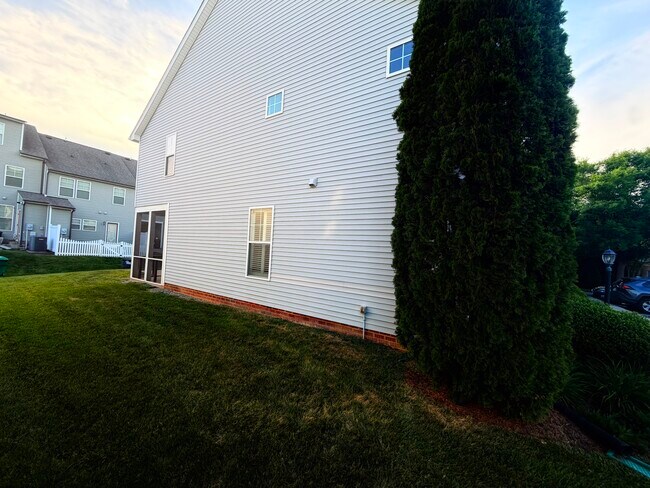 Building Photo - 8217 Center Path Ln