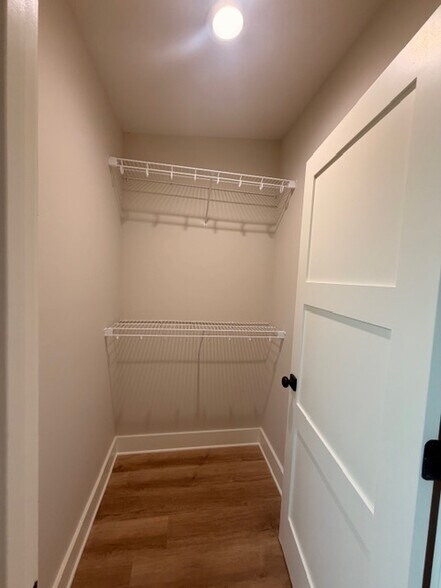 Building Photo - 14 Walnut St NE