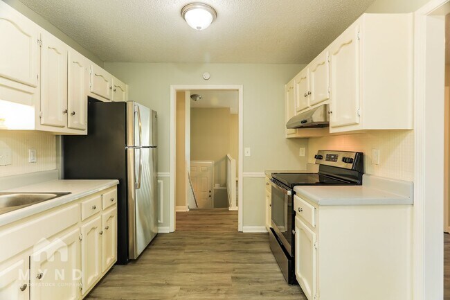 Building Photo - 2708 Laburnum Dr