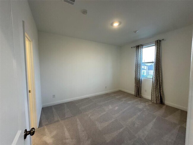 Building Photo - 4802 Avon Ridge Way