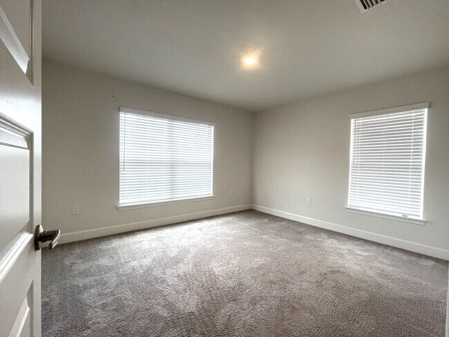 Building Photo - Amazing 3 Bed/2Bath/3 Car Garage Home in Hudson!
