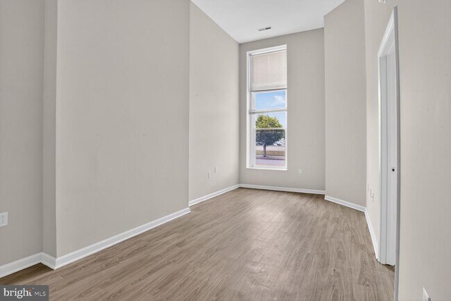 Building Photo - 317 E North Ave