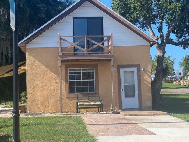 Building Photo - 741 W Osceola St
